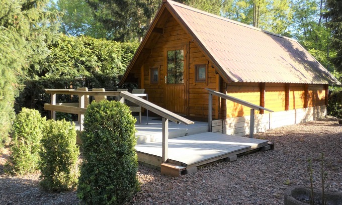 Marum Cabin | Cozy log cabin for rent against forest