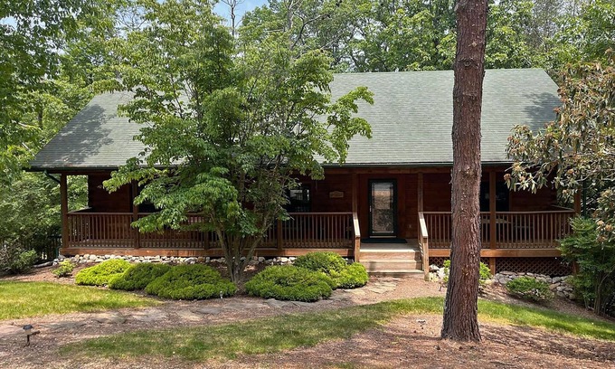 Massanutten House | Cozy Log Cabin w/Hot tub & Game Room