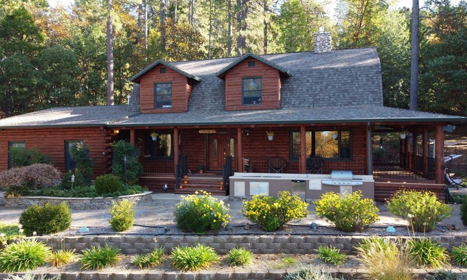 Pine Grove House | Cozy Log Cabin with a Touch of Luxury
