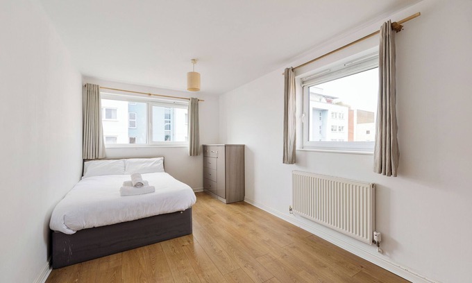 Stratford and New Town Apartment | Cozy London Stratford Apartment with Gym