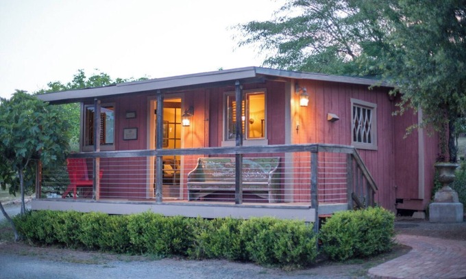 Calistoga Resort | COZY 'LOVE SHACK' with kitchen, pool and infinity hot tub - near CALISTOGA