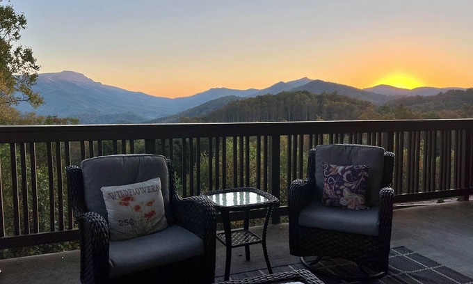 Boone Condo | Cozy Luxe Getaway: Grandfather Views, Pools,Fishing,Fireplace, 2 Kings,No Stairs