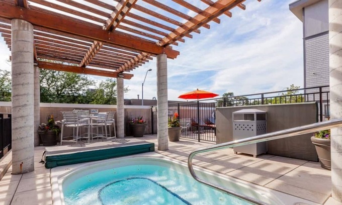 West Plaza Apartment | COZY LUXURY APARTMENT IN THE HEART OF KC