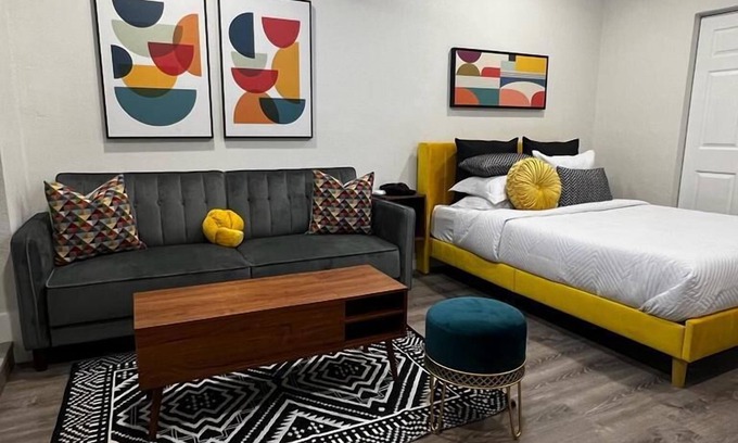 Hollywood Apartment | Cozy, Mid-Century Modern Retreat