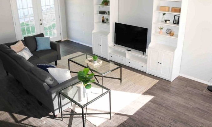 Oklahoma City Condo | Cozy, Modern 3 BD&BA Entire Clean Townhome King BD