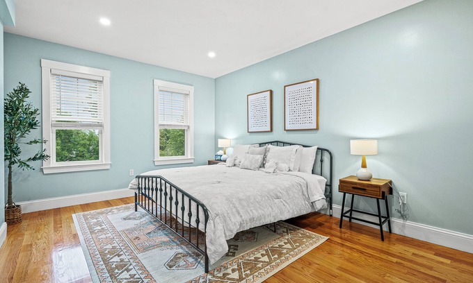 Dorchester Apartment | Cozy & Modern 3-bedroom 2- Bath Apartment 2 Min Walk to T
