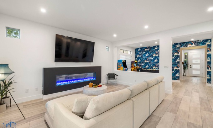 Enterprise House | Cozy Modern 5bd 3.5ba Home,15mins to Airport,20mins to the strip,Pool & Jacuzzi!