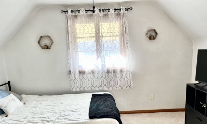 Blasdell Apartment | ✨COZY, modern close to highway- 5 min from Bill's stadium & beach! ❤️💙
