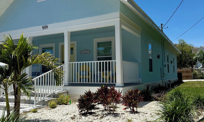 Tarpon Springs House | Cozy & Modern Coastal Retreat- Steps from the Sponge Docks!