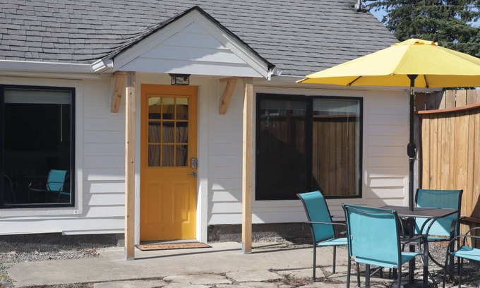Whatcom County House | Cozy, Modern Guest Cottage with Private Yard- Peaceful Country Living!