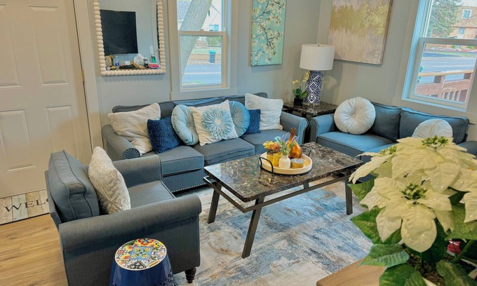 Robbinsdale House | Cozy/Modern Home in Minneapolis with 4 Bedrooms and 2 Bathrooms, Sleeps 8!