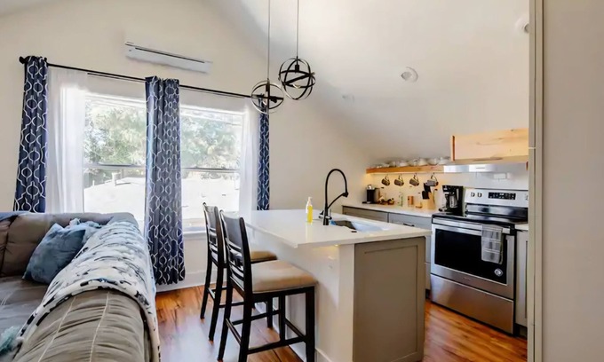 Highland Apartment | Cozy & Modern Luxurious 1 bedroom Guest Suite