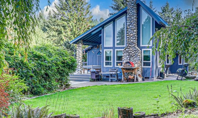 Sandy Cabin | Cozy Mountain Cabin on Private 37-Acre Park with Creek Trails & Mt Hood Views!