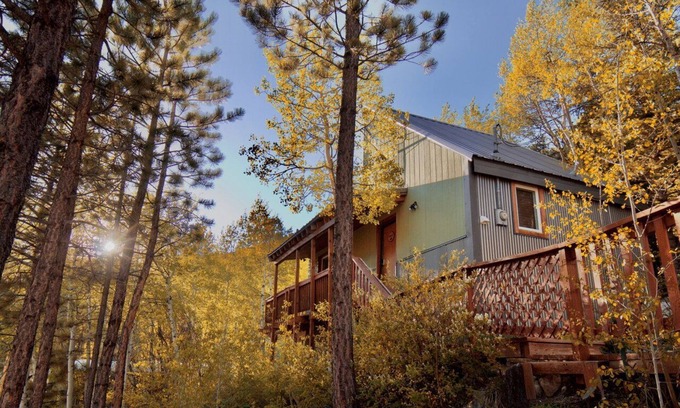 Garfield Cabin | Cozy Mountain Cabin Retreat - 5 Mins from Ski Monarch~ Welcome to RockyTop Cabin!