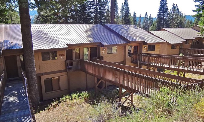 Lakeshore Condo | Cozy Mountain Condo with Hot Tub & Seasonal Pool - Year-Round Outdoor Fun Nearby
