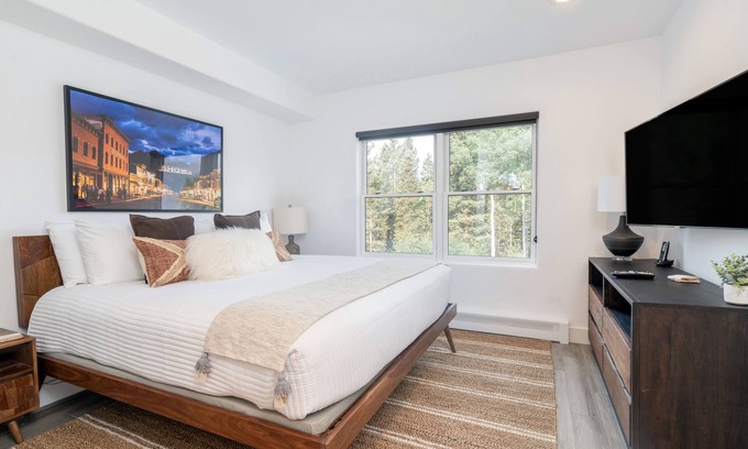 Mountain Village Hotel | Cozy Mountain Village Hotel Room with Jetted Tub
