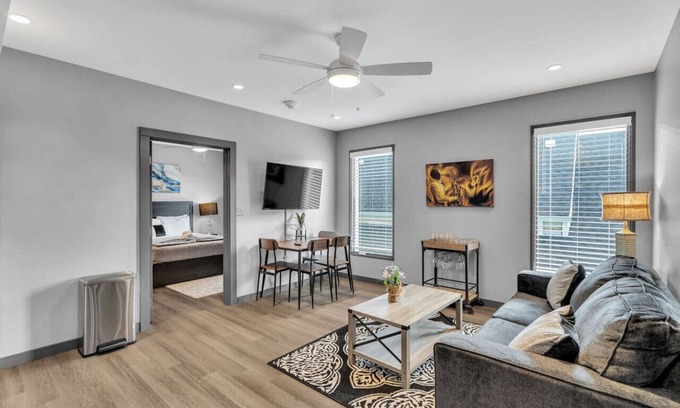 New Orleans Hotel | Cozy New Build Near FQ/Frenchman+Parking
