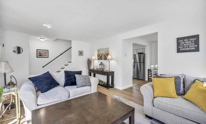 Cuyahoga Falls House | Cozy Newly Remodeled 3 BR Home in Cuyahoga Falls (King Bed, Smart TVs)