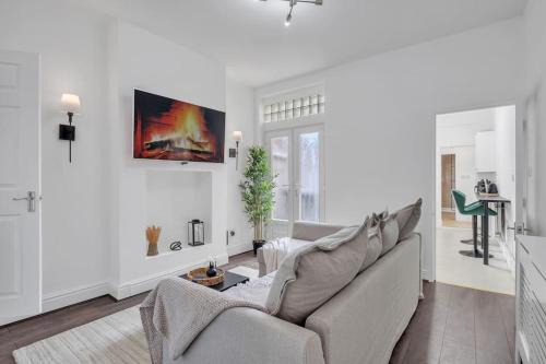 Leicester House | Cozy Nook-Hot Tub, Sleeps 8, Free Parking, Netflix