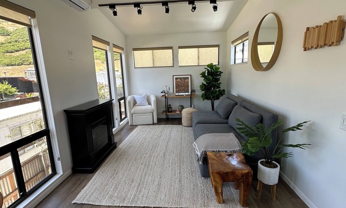 Pacific Palisades House | Cozy ocean view mobile home in amazing Pacific Palisades with AC, WiFi & Laundry