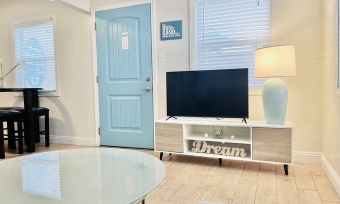 Pacific Beach Cottage | Cozy Pacific Beach Cottage w/Bikes, Private Yard & Entrance