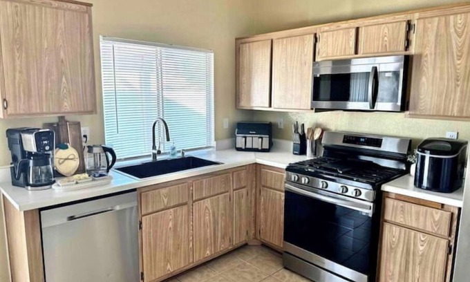 Victorville House | Cozy Peaceful Desert Casita