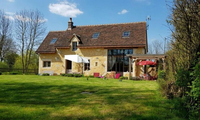 Le Pin-la-Garenne Cottage | Cozy Percheron House by the Pond with WiFi and Outdoor Games