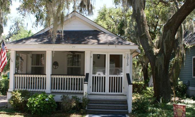 Port Royal Cottage | Cozy Port Royal Cottage, 2 miles from Parris Island Marine Base near Beaufort SC