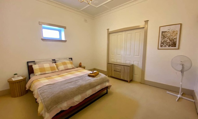 McKinnon Apartment | Cozy Private Room like home | 5min walk to train