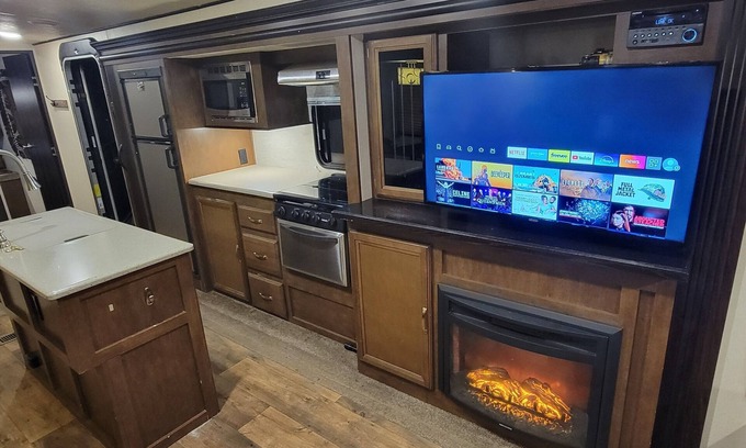 Sherman Oaks House | Cozy Private RV in Sherman Oaks , with Amazing reviews.