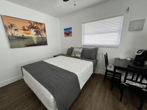 Seminole House | Cozy private studio w/own yard - 3mi from Beach