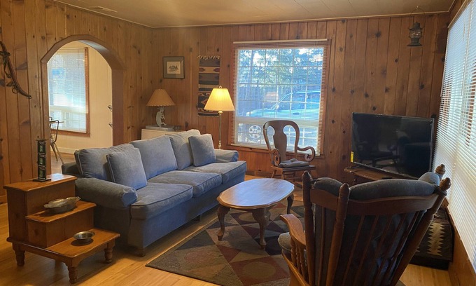 Mount Shasta House | Cozy Ranch Style Cottage in Town
