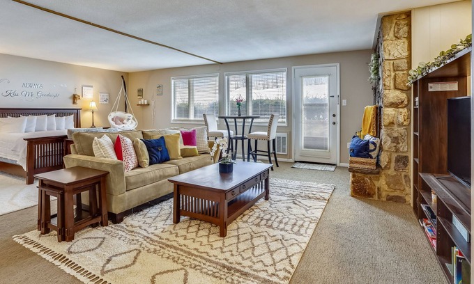 Mount Jackson Resort | Cozy Renovated Pet Friendly Resort Condo on the Slopes