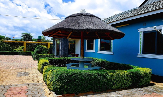 Lusaka Central House | Cozy retreat for Large Groups w/Pool- Sleeps 12