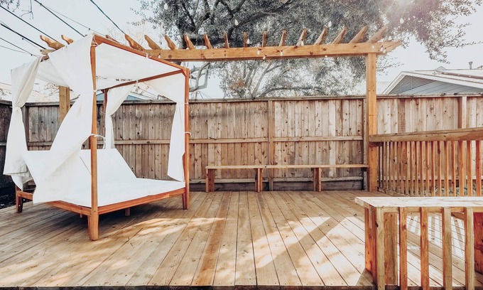 Riverside Terrace House | Cozy Retreat near NRG stadium & Medical Center - Patio Grill - Pet Friendly