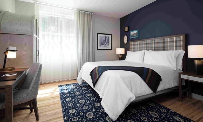 Glenwood Springs Hotel | Cozy Retreat – Walk to Hot Springs & More! Pets Allowed, Onsite Parking