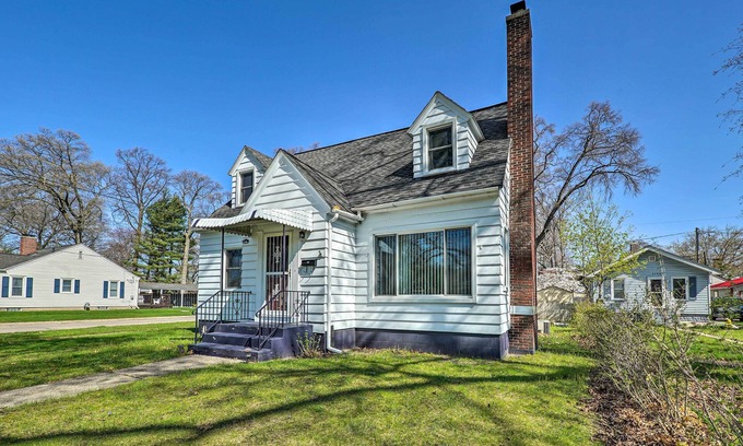 Lakeside House | Cozy Retreat w/Yard ~ 2 Mi to Lake Michigan!