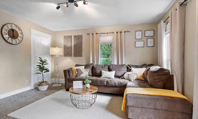 Laconia House | Cozy Retreat – Walk to the Lake!