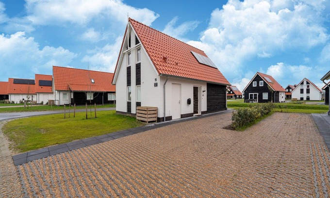 Scherpenisse House | Cozy Retreat with parking