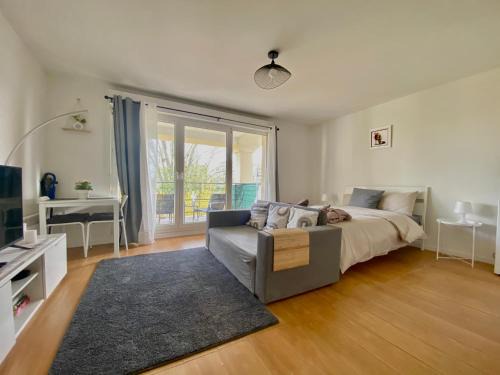 Neuilly-Plaisance Apartment | Cozy Riverfront Living, 5-Min Walk To Riverside Train