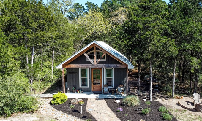 Smithville Cottage | Cozy, romantic 1 bedroom cottage near Smithville