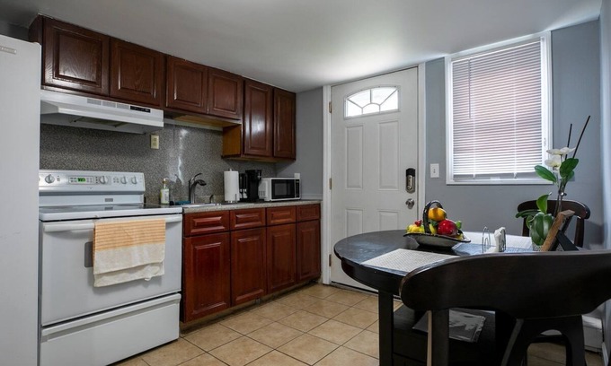 Stamford House | Cozy Room in 2 Bed 1 Bath AirBNB