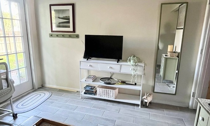 Ventura House | Cozy room in a Gated Golf Course Community- WiFi, TV, pool, restaurant