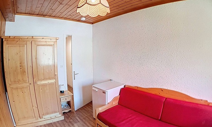 Le Cret Apartment | Cozy Room Near Center, 5-Min Walk to Slopes, Ski Storage