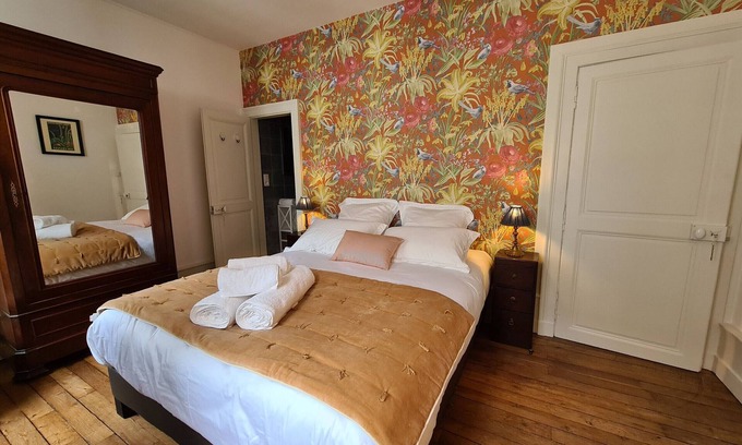 Chateauroux Bed & Breakfast | Cozy Room "Pondichéry" with Private Bath and Breakfast Included in Châteauroux House