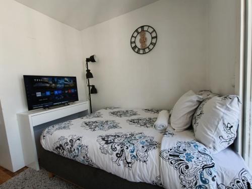 Faubourg de l'Arche Apartment | Cozy Room with Private Bathroom near Paris LaDefense Arena