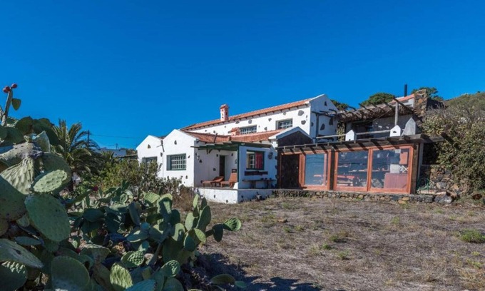Isora Cottage | Cozy Rural House with Beautiful Views and BBQ for an Ideal Stay