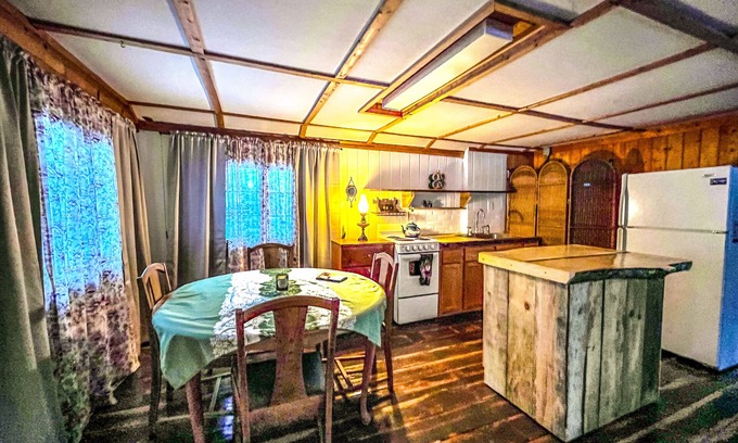 Big Bay Cabin | Cozy Rustic, Peaceful 1 bedroom cabin in Big Bay 1 mi from village year round