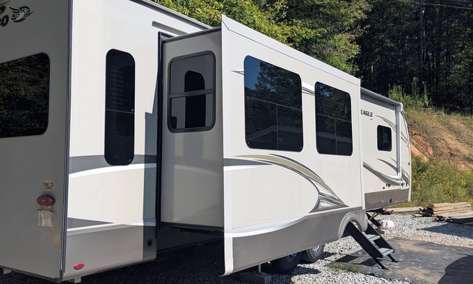 Lancing House | Cozy RV in Tranquil Lancing with AC