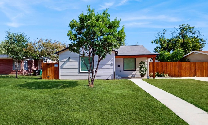 Jefferson House | Cozy San Antonio home with kitchen, living room, WIFI and great location
